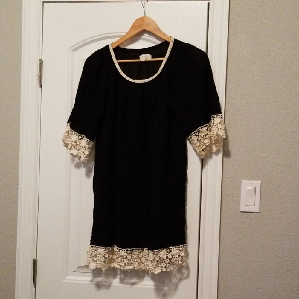 Umgee Black w/beige Lace on hem & Sleeves Dress